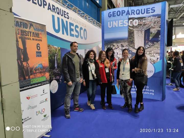 El diputado de Unidas Podemos Daniel Touset visita el stand de Geoparque Molina Alto Tajo y el de Guadalajara en FITUR