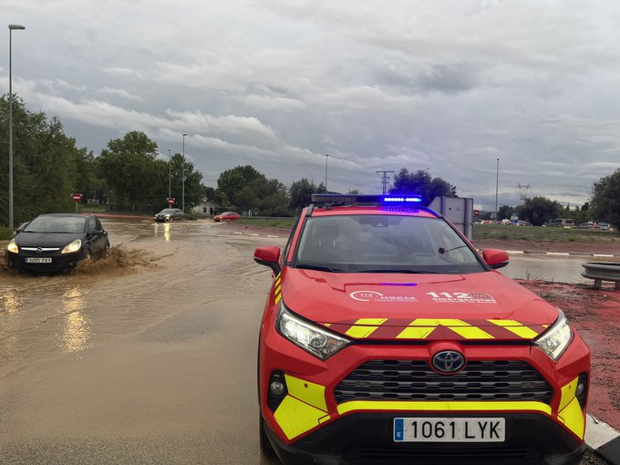 Una gran balsa de agua en la A-2 y en la M-40 provoca grandes retenciones a la altura del aeropuerto y de Coslada