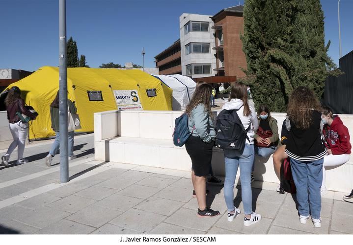 La unidad móvil de vacunación este martes en la Facultad de Ciencias de la Información de la Universidad de Alcalá en Guadalajara