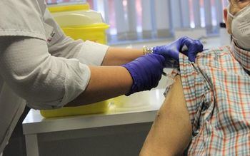 La campaña de vacunación contra la gripe y el Covid podría arrancar en C-LM la segunda quincena de octubre