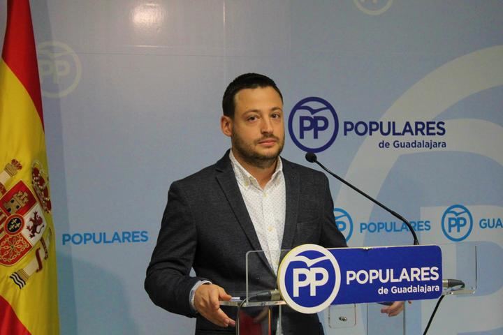 El presidente de NNGG Guadalajara, Álvaro Vara, vuelve a reclamar que se ejecute el proyecto del Bus VAO en la A2