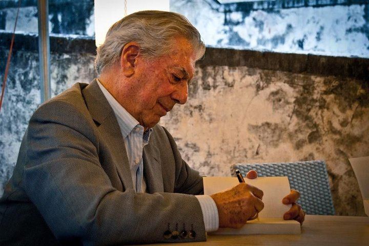 Mario Vargas Llosa, hospitalizado por segunda vez por covid-19
