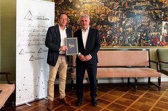 José Luis Vega felicita al BM Guadalajara por su ascenso a ASOBAL y firma un nuevo convenio para el mantenimiento de la entidad