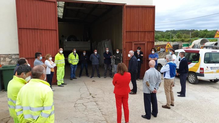 El presidente de la Diputación de Guadalajara visita el Centro Comarcal de Cifuentes para agradecer la labor de los trabajadores y trabajadoras en el estado de alarma