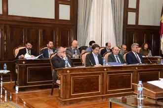 Reprochan al socalista Vega que apruebe un presupuesto que disminuye un 17,3% la inversión real en los municipios de la provincia de Guadalajara