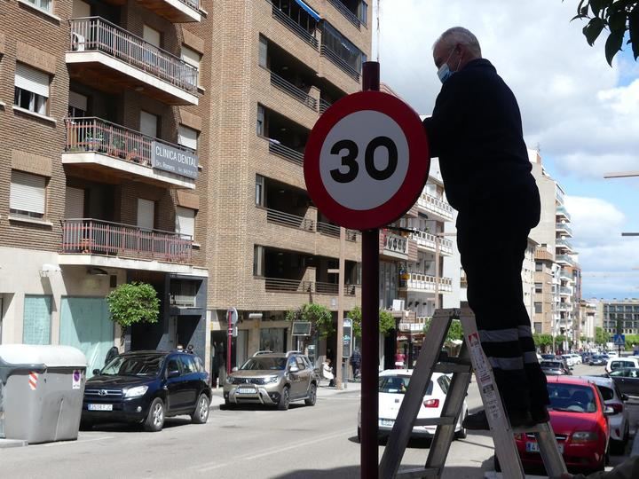 La velocidad máxima queda limitada a 30 km/h en calles de un solo carril por sentido