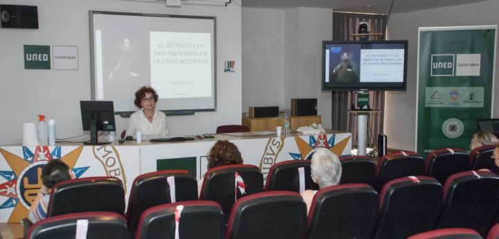 Más de un centenar de alumnos participa en el primer curso sobre el vestido y la moda de la XV edición de los Cursos de Verano de UNED Guadalajara