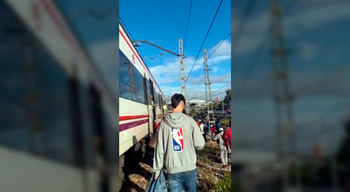 NUEVO CAOS EN CERCANÍAS : Viajeros de un tren de Cercanías invaden las vías de la línea C-8 por los retrasos