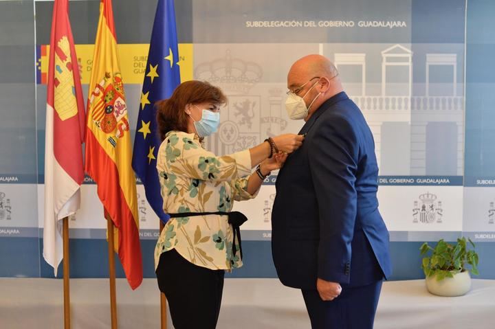 La subdelegada del Gobierno entrega la MERECIDA Cruz de la Orden del Mérito Civil a Vicente Plaza, jefe de Protección Civil de la ciudad de Guadalajara