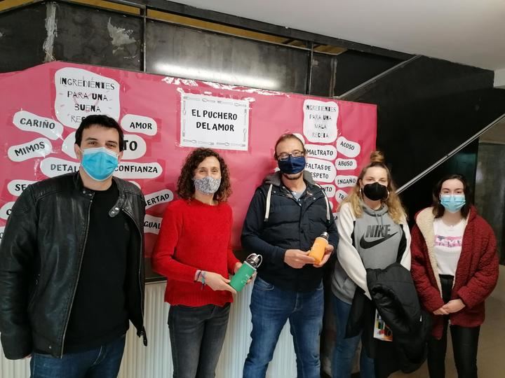 Villanueva de la Torre lanza una campaña para la prevención del absentismo escolar con el reparto de botellas de agua reutilizables personalizadas entre el alumnado