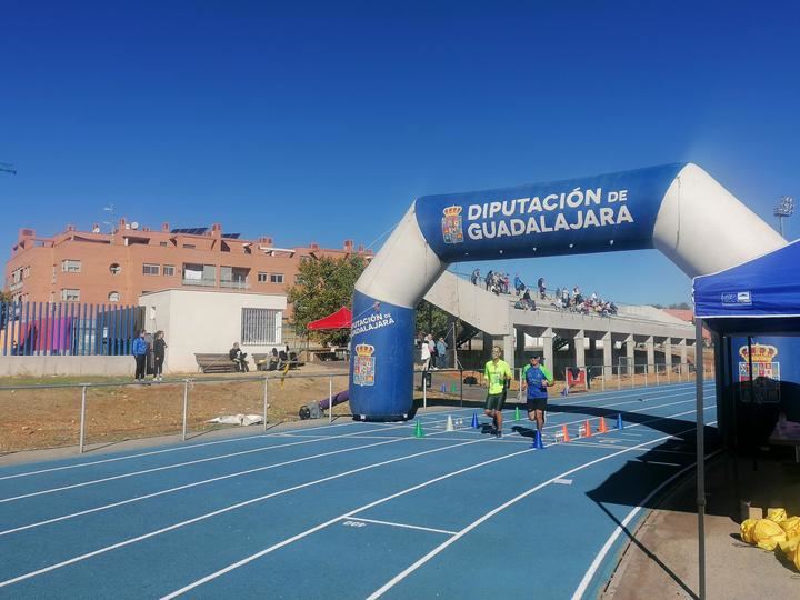 Villanueva de la Torre inaugura oficialmente sus reformadas pistas de atletismo con una 