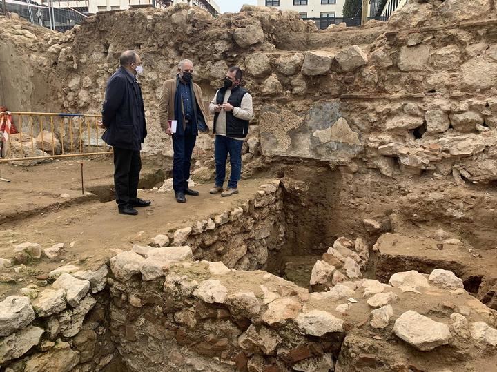 Los restos arqueológicos aparecidos tras el derribo del edificio de la calle Mayor 47 de Guadalajara capital OBLIGAN a modificar el proyecto arquitectónico, que ya ha sido aprobado