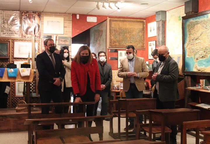 La consejera de Educación y el alcalde destacan la apuesta por la innovación de los centros educativos de Azuqueca