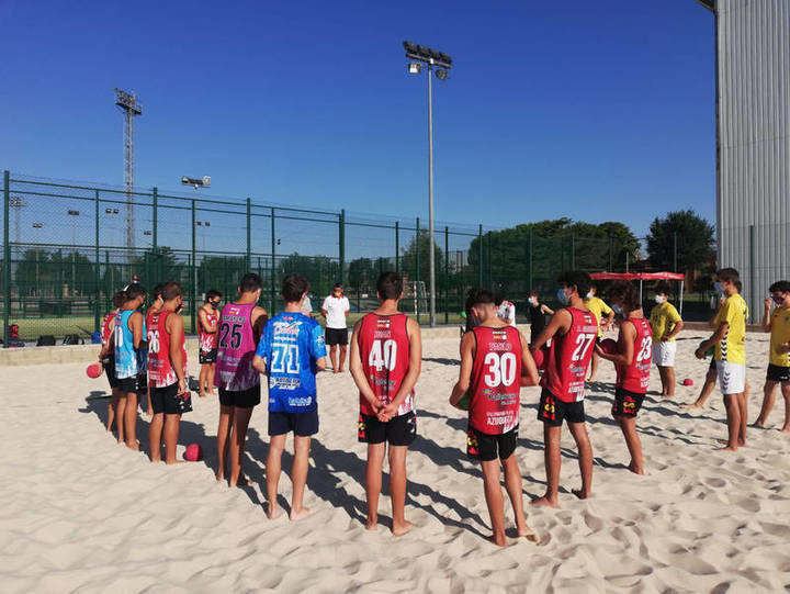 Jornada de observación de jugadores para la selección regional de balonmano playa, en el San Miguel de Azuqueca