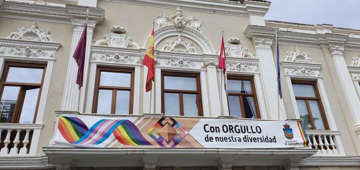 VOX exige al socialista Rojo “la retirada inmediata de la bandera y lona que cuelgan de los balcones del Ayuntamiento de Guadalajara por vulnerar la Ley”