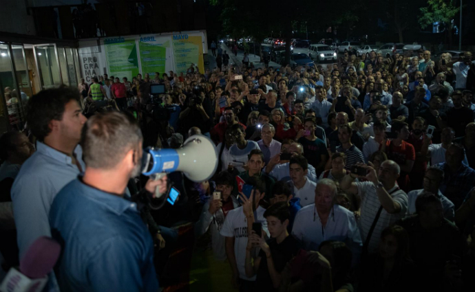 Guadalajara 'late en verde' : Santiago Abascal abarrota el Teatro Buero Vallejo quedándose fuera cientos de simpatizantes de VOX
