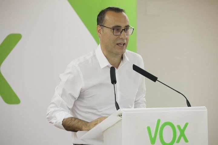 De Miguel (Vox) : “Parecía evidente que la neutralidad del Ayuntamiento de Guadalajara fue atacada al colocar la bandera LGTBI en su balcón y que se vulneró el uso de las banderas”