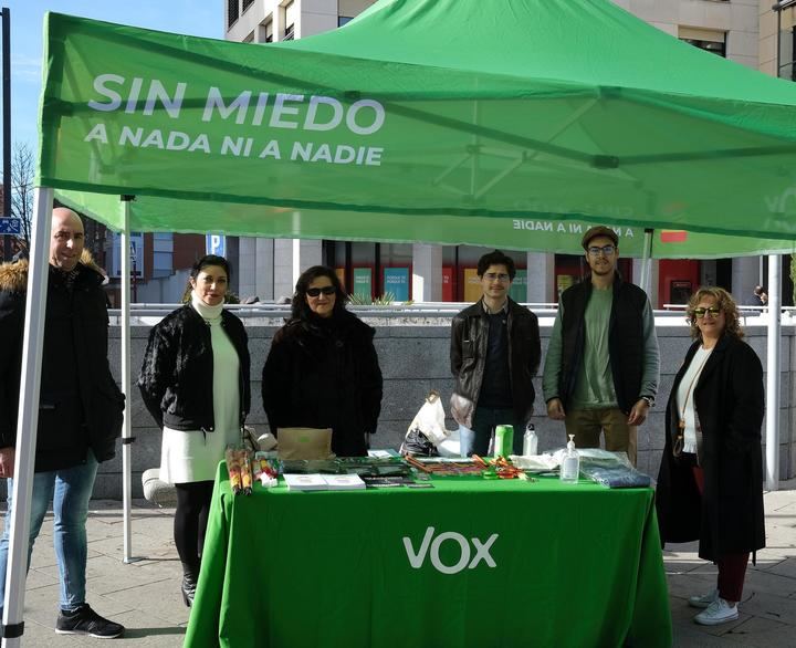 VOX Guadalajara reparte su Agenda España para celebrar el Día de la Constitución 