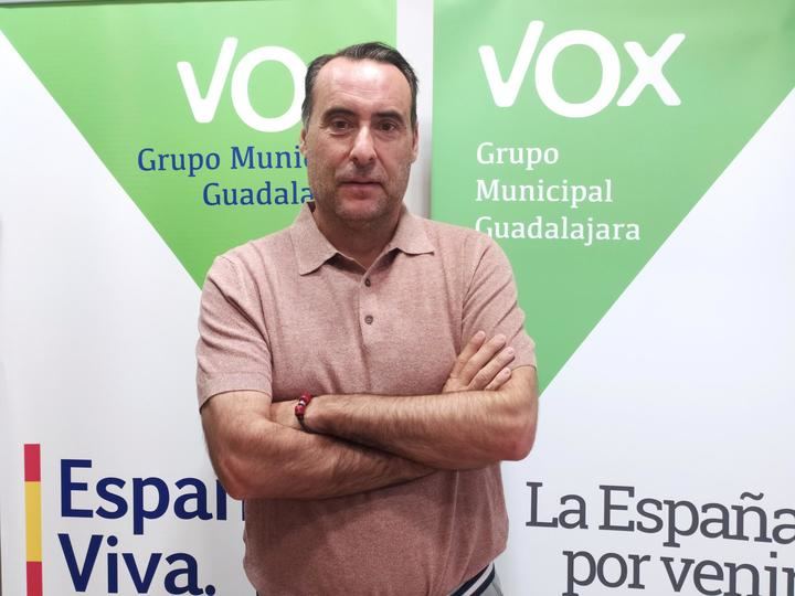 VOX a Rojo y Ciudadanos : “Queremos saber por qué en otros municipios de España donde están contratando las actuaciones de Camela cuestan una media de 30.000 euros y en Guadalajara serán 53.000 euros, sin incluir el IVA”
