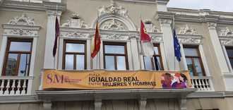 Vox denuncia “la imposición ideológica para colocar una pancarta en el balcón del Ayuntamiento que no representa a todas las mujeres de Guadalajara”