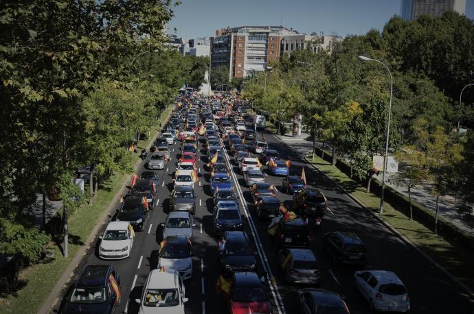 Cientos de coches colapsan Madrid para protestar contra el estado de Alarma impuesto por Pedro Sánchez