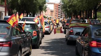 Más de 750 vehículos con banderas de España, en un "impecable" ejercicio de civismo, se manfiestan por las calles de Guadalajara para pedir la dimisión del Gobierno de Sánchez e Iglesias por su "nefasta" gestión de la crisis del coronavirus (VIDEO)