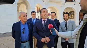 VOX CLM visita Manzanares y anuncia mociones contra el aumento de las subvenciones de propaganda electoral aprobadas por PSOE y PP.