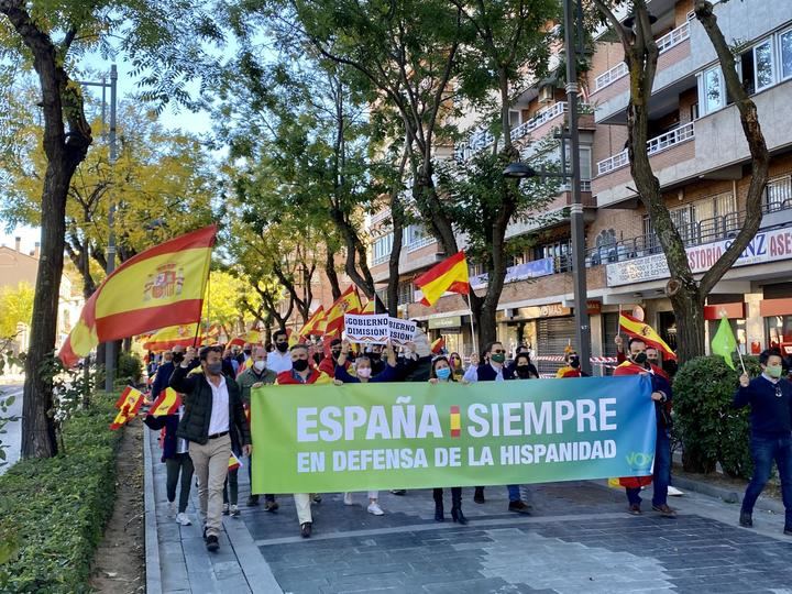 Cientos de personas se echan a las calles de Guadalajara para homenajar a las víctimas del coronavirus y defender la bandera de España en el Día de la Hispanidad
