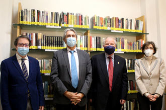 El hispanista William Chislett dona a la Biblioteca UAH su colección de literatura contemporánea