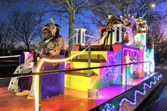 Una multitud inunda las calles de Valdeluz para saludar la llegada en tren AVE de los Reyes Magos para participar en la Cabalgata