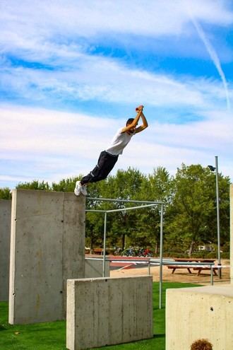 Valdeluz inaugura la primera pista de parkour de Guadalajara con una exhibición para jóvenes y niños