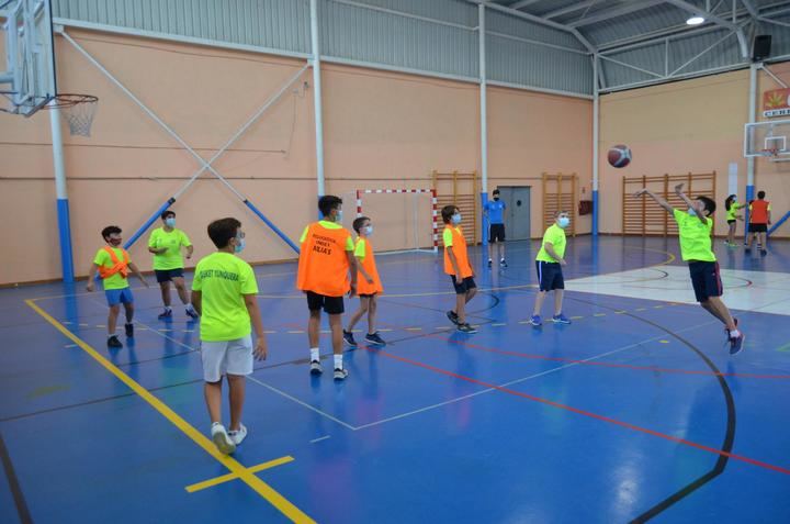 El Pabellón Municipal ‘José Luis Viejo’ acogió un año más el Campus del CDE Basket Yunquera
