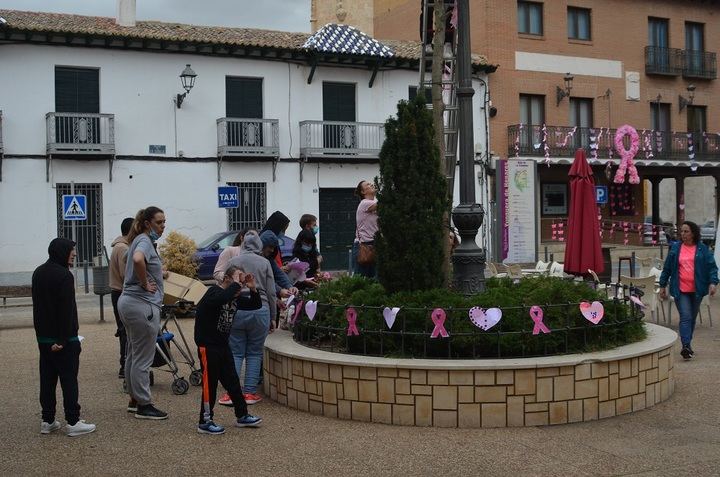 Yunquera de Henares se ‘viste’ de rosa para conmemorar el Día Contra el Cáncer de Mama