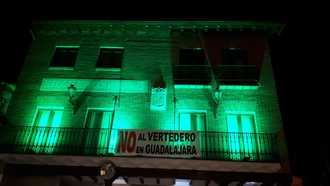 UN APLAUSO : El Ayuntamiento de Yunquera de Henares ilumina de verde el Edificio Municipal de Usos M&#250;ltiples por el D&#237;a Mundial Contra la ELA 