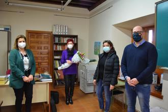 El Ayuntamiento de Yunquera de Henares homenajea a Julia Checa tras 33 años al frente de la Escuela para Adultos