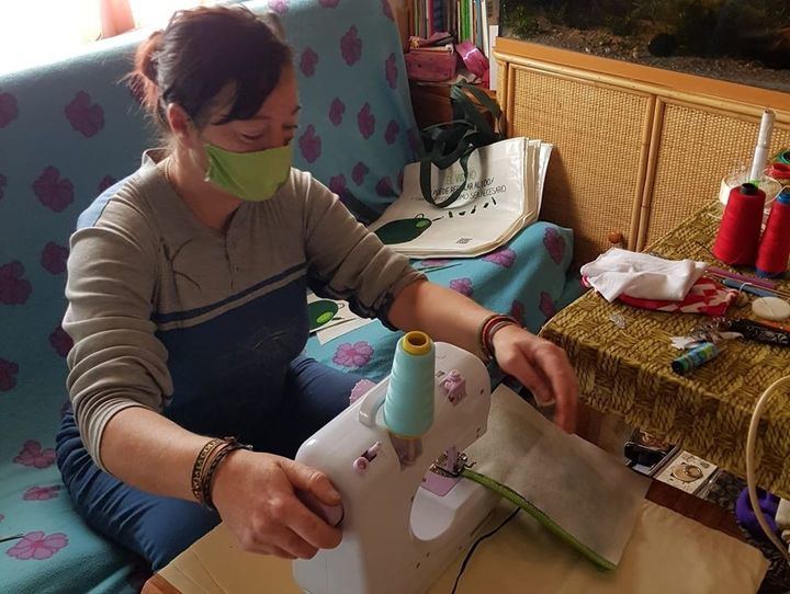 Varios vecin@s de Yunquera de Henares elaboran mascarillas de protección