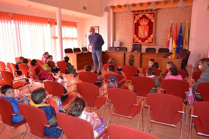 Los alumnos de 3º de Infantil del Colegio Número 3 visitan el Ayuntamiento de Yunquera de Henares 