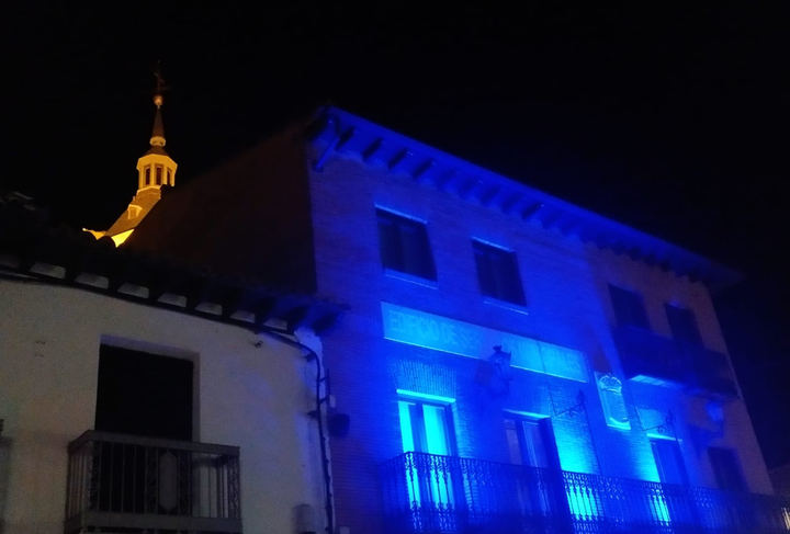 Yunquera de Henares conmemora el Día Mundial de Concienciación sobre el Autismo iluminando de azul el Edificio Municipal de Usos Múltiples 