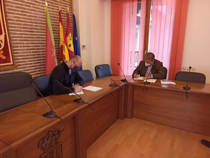 El Ayuntamiento de Yunquera de Henares firma el contrato para las obras del Vivero de Empresas