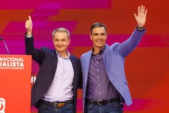 Gritos de «¡traidor, vendido y cobarde!» al socialista Zapatero de un grupo de venezolanos en la presentación de su libro