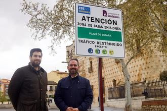 Abierta la Zona de Bajas Emisiones en Guadalajara con las señales de acceso ya destapadas en las calles afectadas