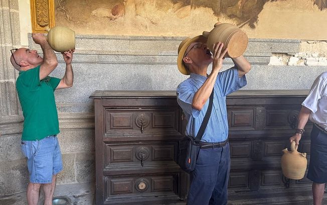 El calor no impide que la Catedral de Toledo se abarrote para cumplir la tradición de beber agua de los botijos