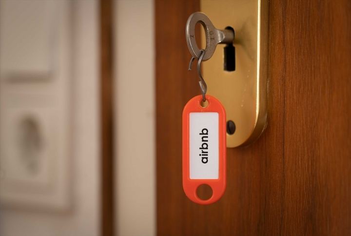 Consumo impone a Airbnb el bloqueo de más de 65.000 anuncios ilegales de pisos turísticos