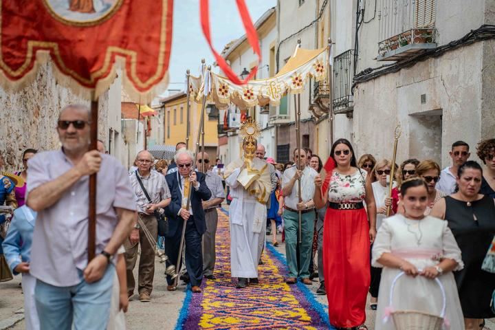 Cientos de vecinos transforman Almonacid de Zorita en un tapiz de color y tradición