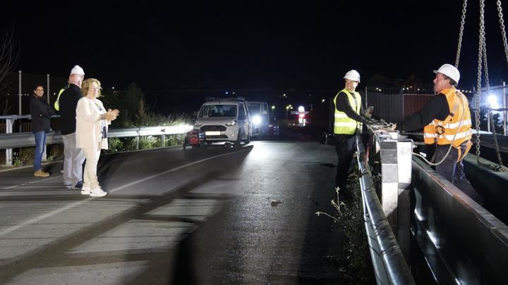 Alovera completa la instalación del módulo central sobre la vía para la pasarela peatonal