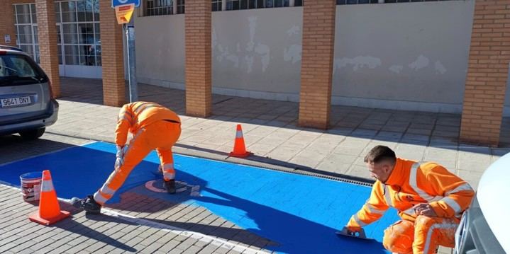 Alovera actualiza la señalización de 150 plazas para personas con movilidad reducida