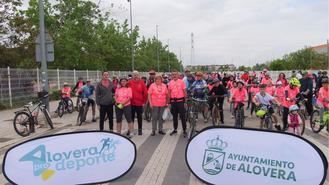 Cientos de aloveranos con sus bicicletas dan inicio al mes del deporte en Alovera.