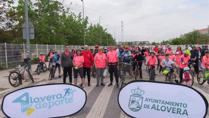 Cientos de aloveranos con sus bicicletas dan inicio al mes del deporte en Alovera.