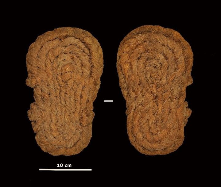 Anverso y reverso de la alpargata MAN610 procedente de la Cueva de los Murciélagos de Albuñol (Granada). Foto: Proyecto MUTERMUR