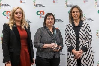 Ana Guarinos entrega el premio 'Libertad de Expresión' a Nuria Fernández y defiende la prensa libre